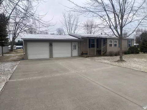 110 W Baehr St, Cecil, WI 54111