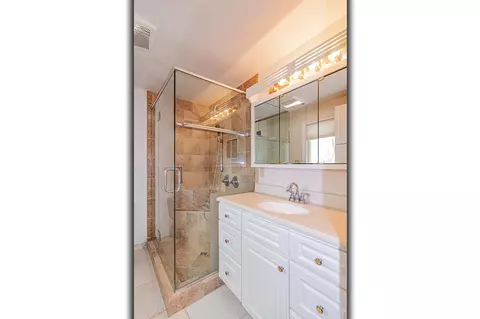 Bath - 3019 N Abendroth St, Appleton, WI 54914 photo 2 of 7