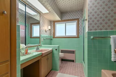 Bath - 1100 E Melrose Ave, Appleton, WI 54911 photo 2 of 3
