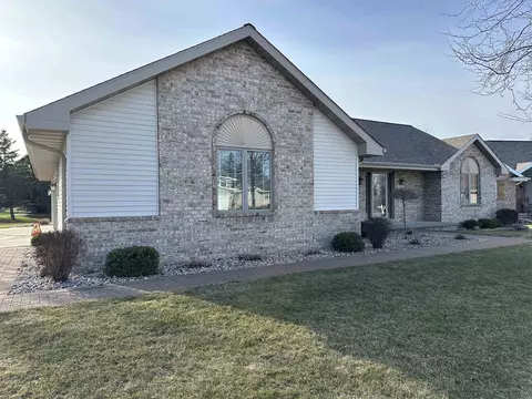 101 Woodhaven Ct, Combined Locks, WI 54113