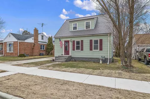 917 Division St, Algoma, WI 54201