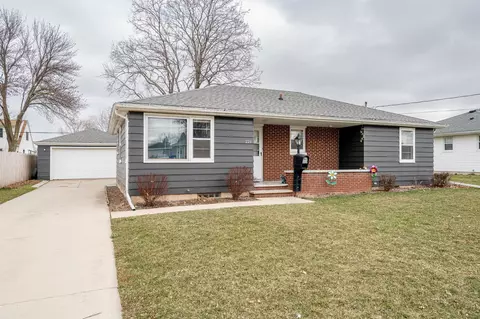 220 E 16th St, Kaukauna, WI 54130