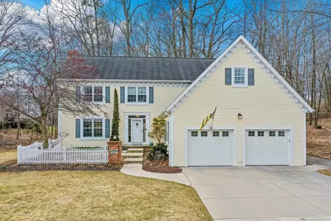 2476 Wildwood Dr, Green Bay, WI 54302