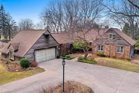 2613 Oak Ridge Cir, De Pere, WI 54115