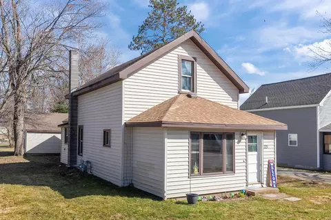 225 S Main St, Iola, WI 54945