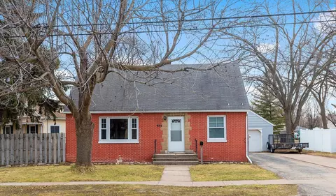 933 Plank Rd, Menasha, WI 54952