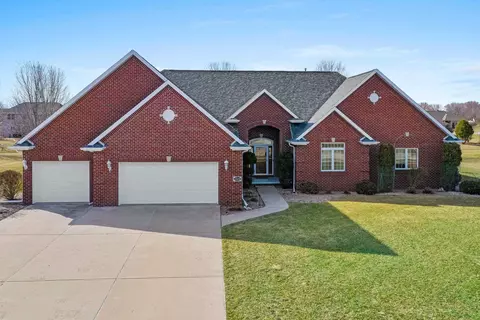 1529 N Honeysuckle Cir, De Pere, WI 54115