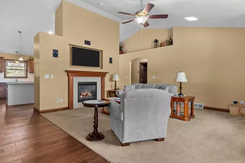 4310 E Braeburn Dr, Appleton, WI 54913 photo 3