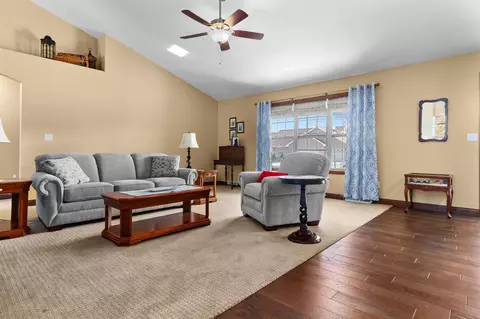 4310 E Braeburn Dr, Appleton, WI 54913 photo 2