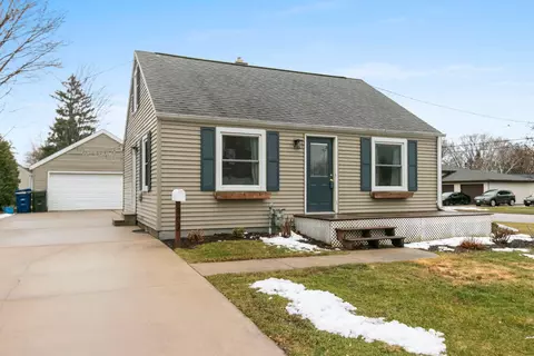 902 Mansion St, De Pere, WI 54115