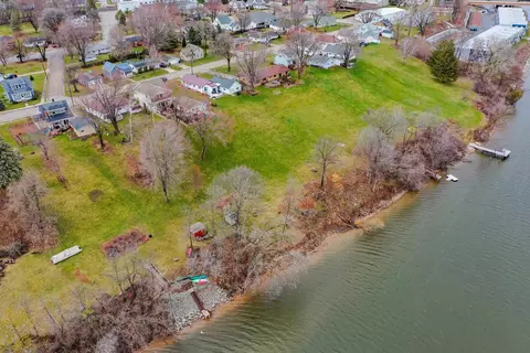 747 Park St, Wrightstown, WI 54180 photo 2
