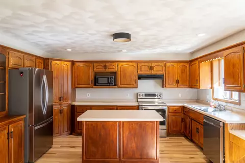 Kitchen - 3236 N Whitney Dr, Appleton, WI 54914 photo 3 of 3