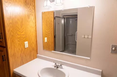 Bath - 3236 N Whitney Dr, Appleton, WI 54914 photo 2 of 6