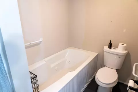 Bath - 3236 N Whitney Dr, Appleton, WI 54914 photo 5 of 6