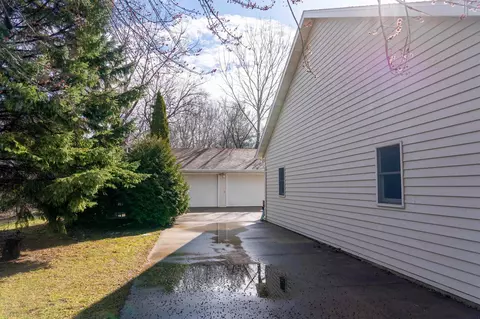 Exterior - 3236 N Whitney Dr, Appleton, WI 54914 photo 7 of 11