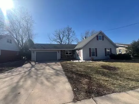 321 E 20th St, Kaukauna, WI 54130