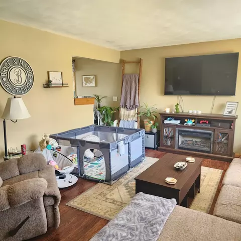 Living - 3510 Northridge Ct, Appleton, WI 54914 photo 3 of 5