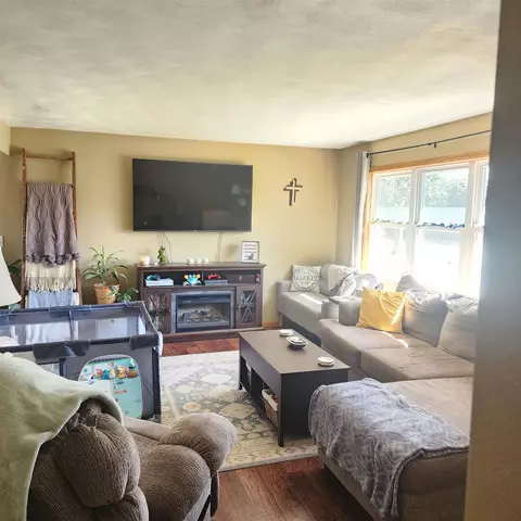 Living - 3510 Northridge Ct, Appleton, WI 54914 photo 2 of 5