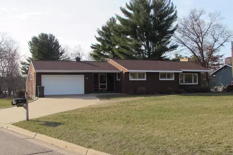 142 Shadow Lake Dr, Waupaca, WI 54981