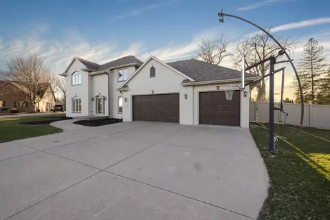 663 Yorkshire Rd, Neenah, WI 54956 photo 2