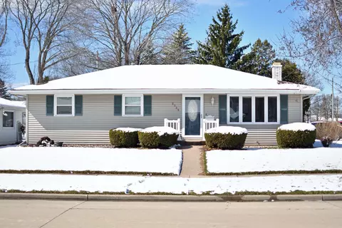 2735 N Elmwood Ct, Appleton, WI 54911