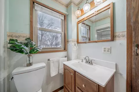 Bath - 1727 N Ullman St, Appleton, WI 54911 photo 2 of 3