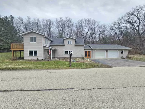 w9429 Parkway Drive, Poynette, WI 53955