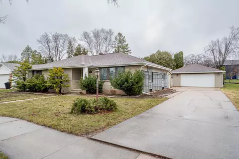 2524 Oakwood Ct, Appleton, WI 54911