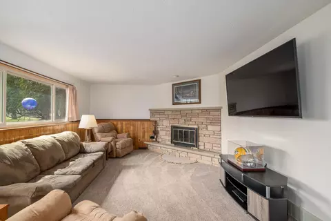 Living - 25 W Sioux Dr, Appleton, WI 54911 photo 2 of 4