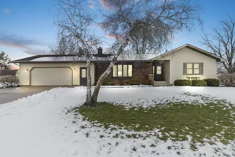 1958 Comanche Ln, Oshkosh, WI 54901