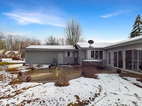 Exterior - 4 Meadowbrook Ct, Appleton, WI 54914 photo 9 of 10