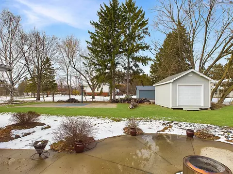 Exterior - 4 Meadowbrook Ct, Appleton, WI 54914 photo 8 of 10