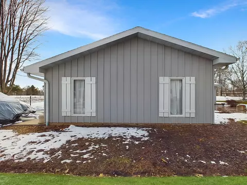 Exterior - 4 Meadowbrook Ct, Appleton, WI 54914 photo 5 of 10