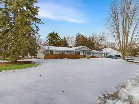 Exterior - 4 Meadowbrook Ct, Appleton, WI 54914 photo 3 of 10