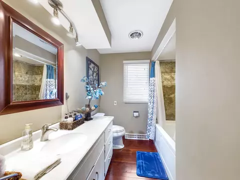 Bath - 4 Meadowbrook Ct, Appleton, WI 54914 photo 2 of 3