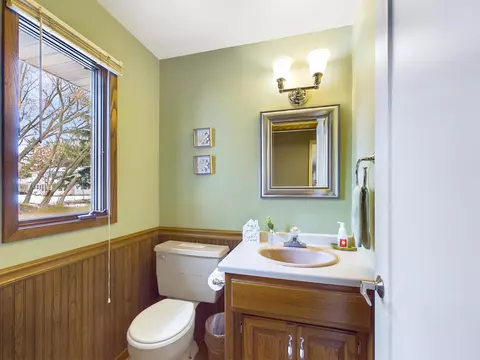 Bath - 4 Meadowbrook Ct, Appleton, WI 54914 photo 1 of 3