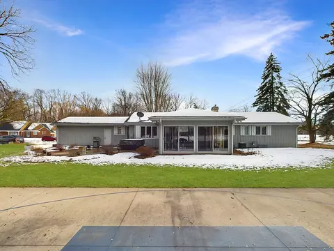 Exterior - 4 Meadowbrook Ct, Appleton, WI 54914 photo 6 of 10