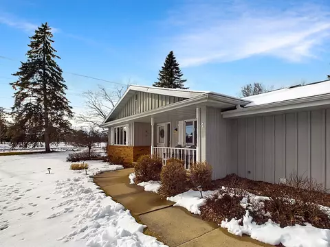 Exterior - 4 Meadowbrook Ct, Appleton, WI 54914 photo 2 of 10