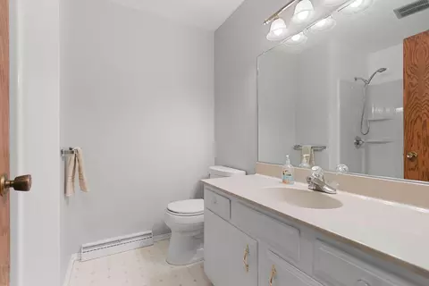 Bath - 1006 W Taylor St, Appleton, WI 54914 photo 2 of 3