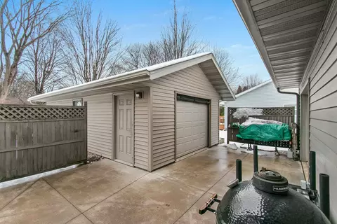 3031 E Meadowlark Ln, Appleton, WI 54915 photo 2
