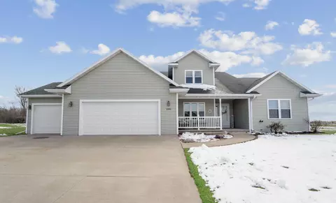 2290 Young Dr, Waupaca, WI 54981