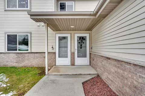 850 Evergreen Dr #2, Hartford, WI 53027