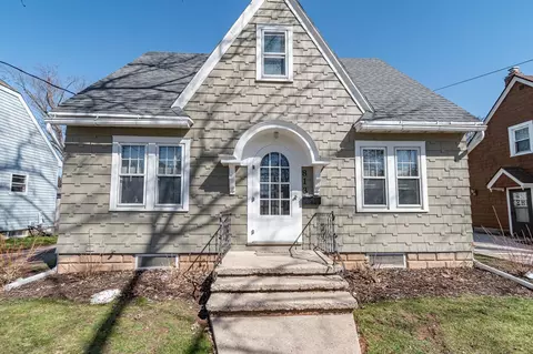 813 Manitowoc St, Menasha, WI 54952