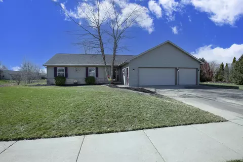 2101 Olde Country Cir, Kaukauna, WI 54130
