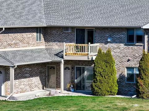 3333 Casaloma Dr #6, Appleton, WI 54913