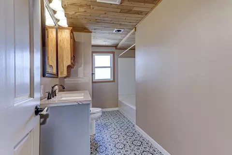 Bath - 506 E Lindbergh St, Appleton, WI 54911 photo 2 of 2