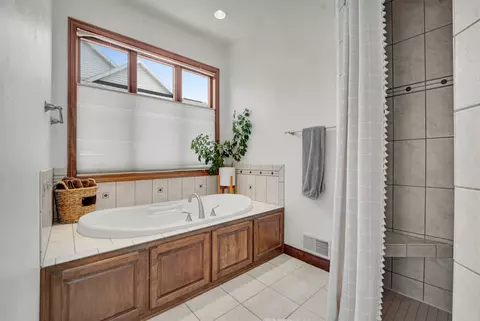 Bath - 3116 E Canvasback Ln, Appleton, WI 54913 photo 2 of 9