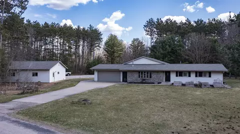 n1922 Virginia Drive, Waupaca, WI 54981