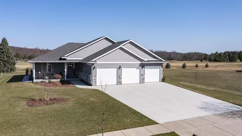 1464 Foxfire Ct, Waupaca, WI 54981