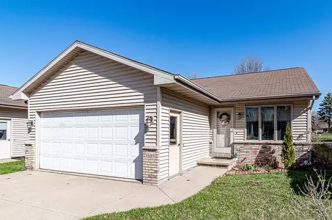 Exterior - 1338 W Weiland Ln, Appleton, WI 54914 photo 4 of 10